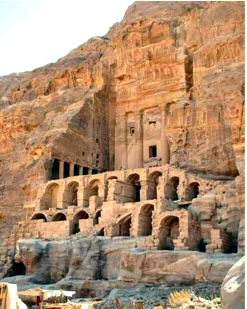 Pétra est l'ancienne capitale des Nabatéens, taillée dans le grès rose du sud de la Jordanie.